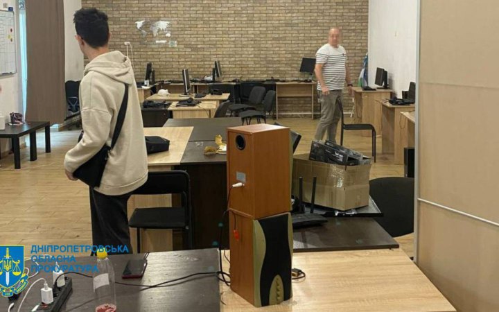 У Дніпрі ліквідували шахрайський call-центр, працівники якого викрадали кошти в українців у Польщі