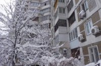 Киянин вистрибнув із сьомого поверху, рятуючись від озброєного ножем товариша по чарці, і вижив