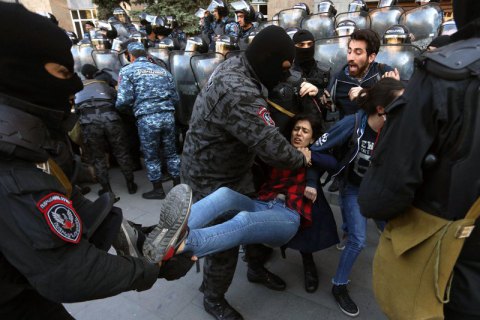 В Ереване возобновились столкновения между протестующими и полицией