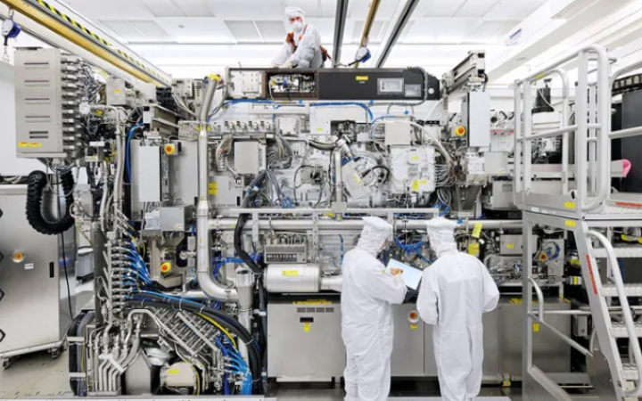 Bloomberg: нідерландська ASML скасувала постачання низки машин для виробництва мікросхем до Китаю. Натиснув Байден
