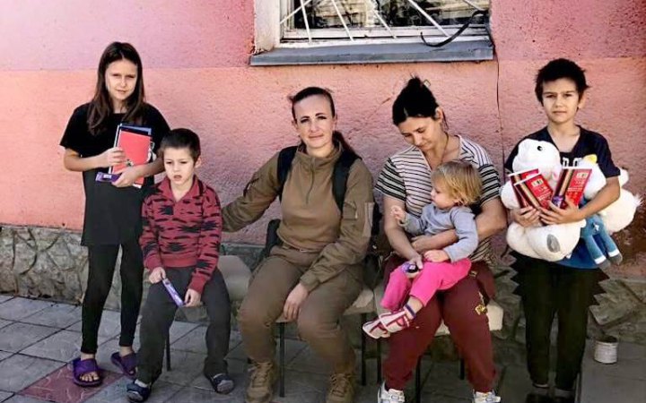 Поліція та волонтери евакуювали жінку з 5 дітьми з Херсона 