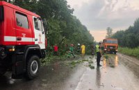 Сильний вітер зняв покрівлю із 9 шкіл і десятків житлових будинків у чотирьох областях
