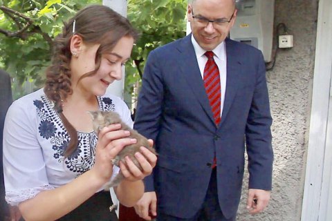 Председатель Одесской ОГА Степанов подарил свой дом в деревне Ставрово сироте