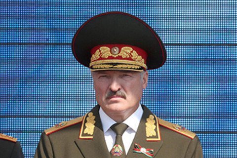 Лукашенко замовив у Росії "десятки літаків, десятки вертольотів, озброєння ППО"