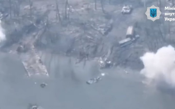 ​Українські захисники знову підірвали переправу через Сіверський Донець, загинуло кількадесят окупантів, - МВС
