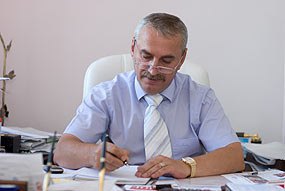 К комиссии по округу Жвании, где побеждает самовыдвиженец, подвозят людей 