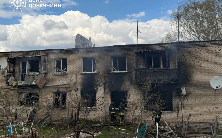 Головне за понеділок, 13 квітня: понад 100 боєзіткнень, атака на приміський потяг, удар по багатоповерхівці в Краматорську