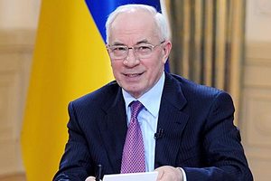 Азаров поздравил украинок с Днем матери