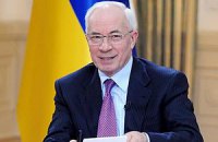 Азаров поздравил украинок с Днем матери