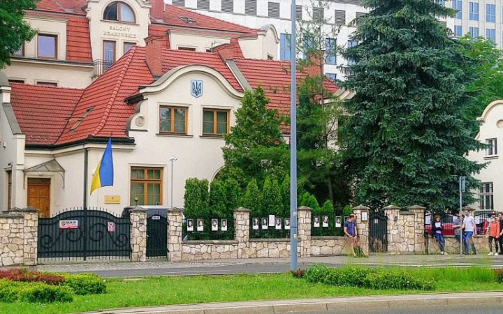 Українець зробив спробу самоспалення біля будівлі генконсульства у Кракові 