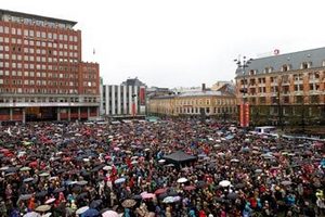 Тысячи людей в Осло пели назло Брейвику