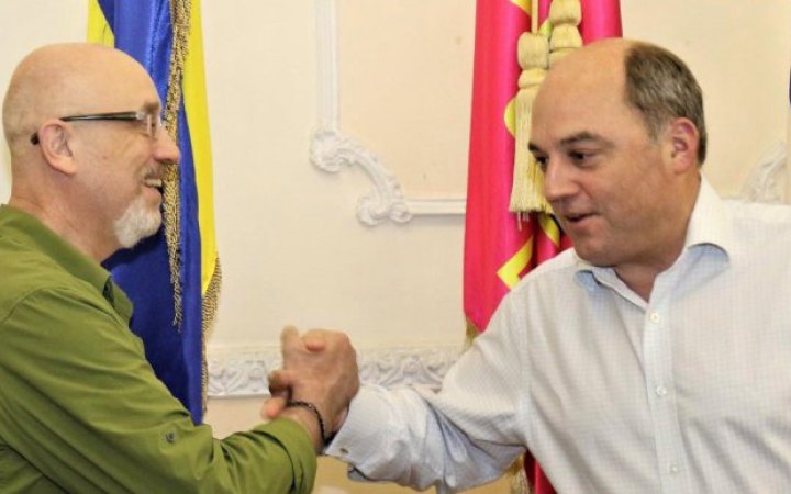 Дякуємо за залізну підтримку: Резніков подарував Воллесу спеціальну футболку