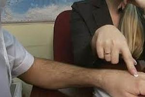 Мужчины и женщины одинаково часто соглашаются на должность "с интимом", - опрос