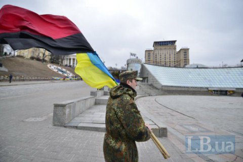 Тернополь в ответ на польский закон решил поднимать красно-черный флаг вместе с государственным