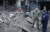 Ракетний удар Росії по Києву: КМВА показала вирву, пошкоджені дім, дитсадок і машини