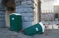 На Хрещатику туалет провалився під землю