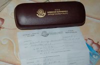 На Луганщині пенсіонерам роздають окуляри від "регіонала"