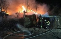 У Києві під час гасіння пожежі в приватному будинку вибухнули газові балони