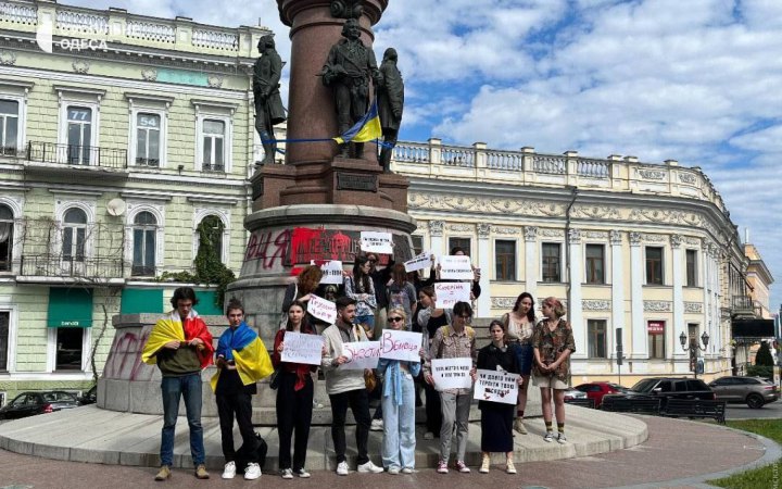 "Знести вбивцю": в Одесі пікетували пам`ятник Катерині II 