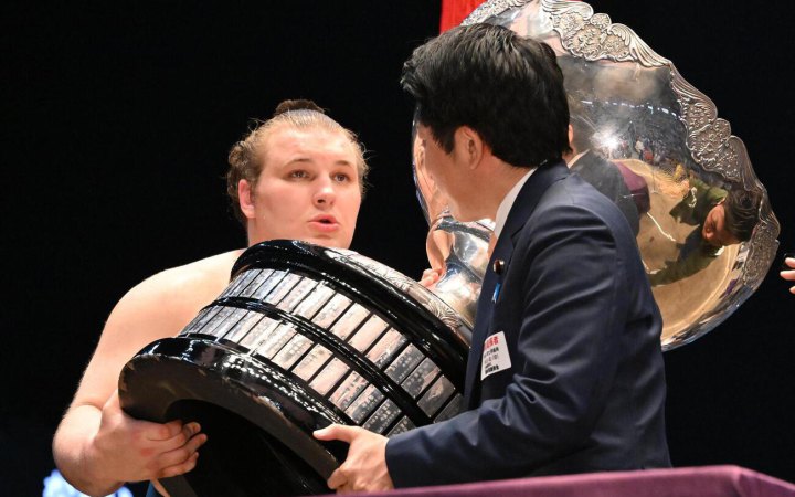 Випередив двох переслідувачів попри травму ніг: Аонішікі став чемпіоном Nagoya Basho і здобув третій Кубок імператора