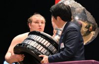 Випередив двох переслідувачів попри травму ніг: Аонішікі став чемпіоном Nagoya Basho і здобув третій Кубок імператора