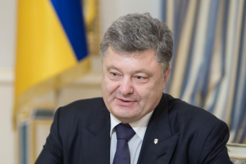 Порошенко назвал повышение соцстандартов символическим жестом