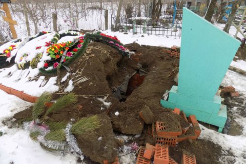 ​Полиция задержала вандала, который повредил могилу в Одесской области, чтобы украсть украшения