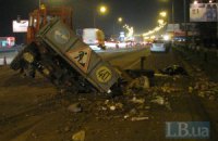В Киеве Toyota обгоняла трактор так, что тот перевернулся