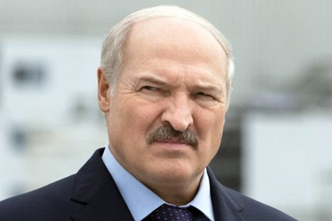Лукашенко заявив, що не скасує парад 9 травня