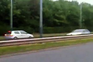 Британец на Citroen устроил шокирующие гонки с полицейскими на "встречке" и скрылся