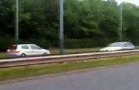 Британец на Citroen устроил шокирующие гонки с полицейскими на "встречке" и скрылся