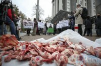 Активісти принесли під Кабмін "обгризені кістки для медиків і пацієнтів"