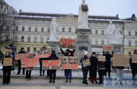 "Поки ти мовчиш, мою сім'ю катують". У Києві сотні людей вийшли на акцію в підтримку полонених захисників "Азовсталі"