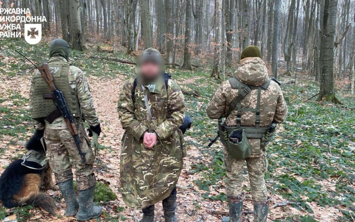 Прикордонники затримали девʼятьох чоловіків, які збиралися незаконно потрапити до Словаччини