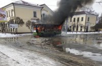 У Харкові на зупинці горіла маршрутка
