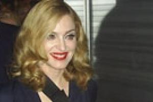 Фаны Мадонны час под ливнем прождали начала ее концерта в Питере