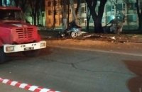 В Одессе BMW врезался в припаркованное авто и электроопору, а затем загорелся, два человека погибли