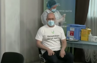 Міністри на чолі зі Шмигалем зробили бустерне щеплення