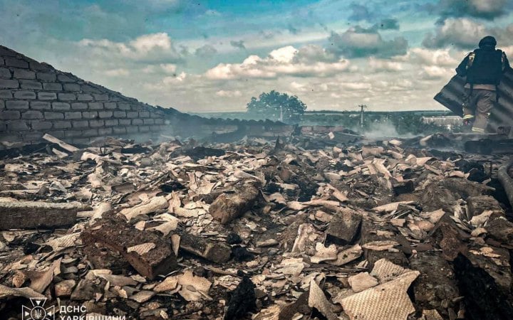 Російський дрон влучив у приватний будинок на Харківщині, спалахнула пожежа
