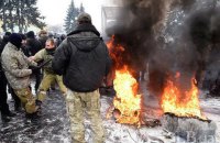 Возле Рады произошла драка из-за поджога покрышек