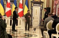 Зеленский наградил медалью собаку – сапера Патрона