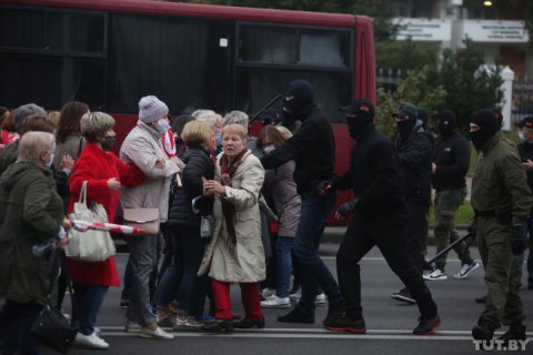 Силовикам в Беларуси разрешат применять против митингующих боевое оружие