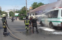 В Сумах пожарные предотвратили взрыв баллонов с газом в автобусе