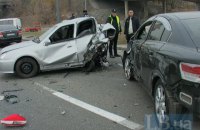 В Киеве Toyota перевернула кофемашину и уничтожила припаркованный Geely