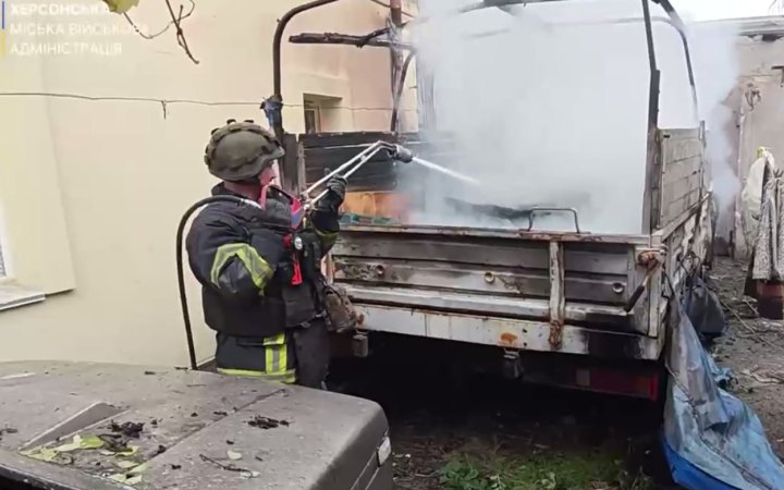 Росія вдарила по житловому кварталі у Херсоні: спалахнула пожежа