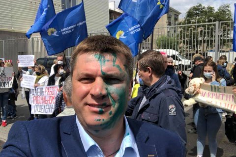 Соратника Медведчука облили зеленкой в Харькове