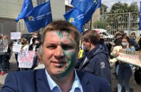 Соратника Медведчука облили зеленкою в Харкові