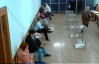 У Ялті голосують "відкритим" способом - на кабінках немає штор