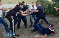 "Титушки" сбежали от жителей Троещины