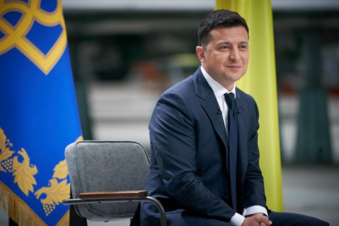 Зеленский публично подписал закон о передаче сельхозземель из государственной в коммунсобственность
